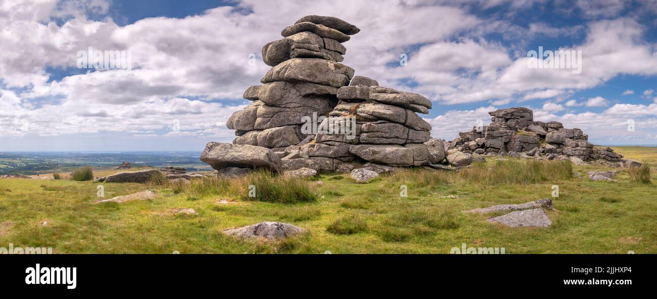 Eine Panoramaaufnahme vom Gipfel des Great Staple Tor, Dartmoor National Park, England. Stockfoto