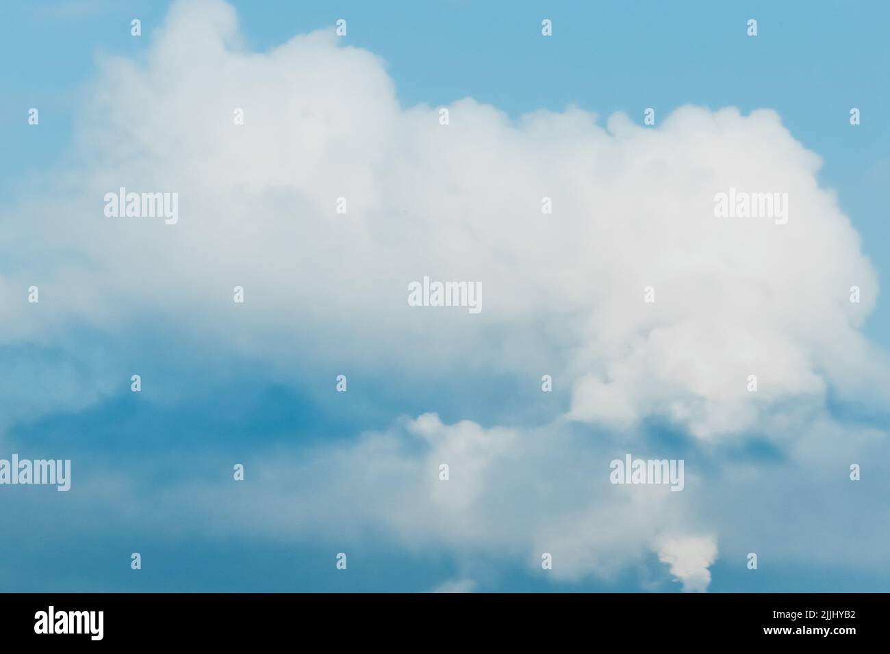 Großer weißer Himmel Wolken blaues Wetter Hintergrund Atmosphäre Natur Luft Wind. Stockfoto
