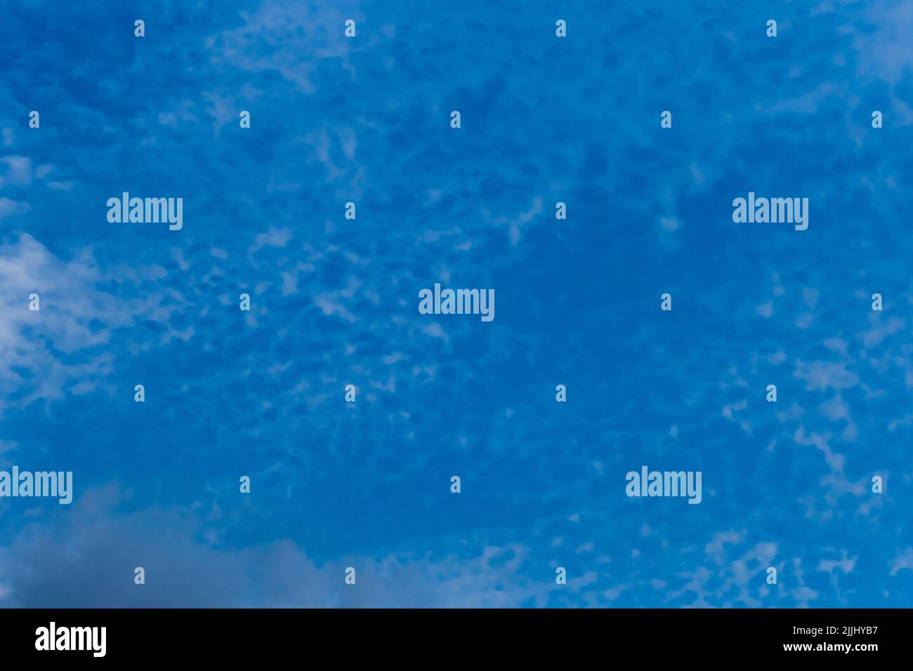 Leer klar bewölkt blauen Himmel Luft Hintergrund Natur Wetter Atmosphäre. Stockfoto