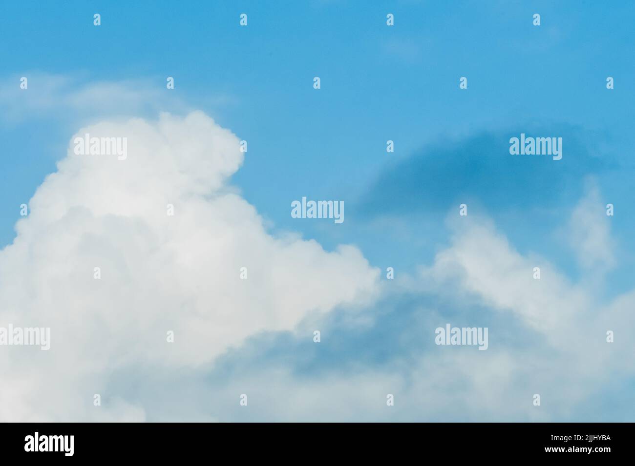 Großer weißer Himmel Wolken blaues Wetter Hintergrund Atmosphäre Natur Luft Wind. Stockfoto
