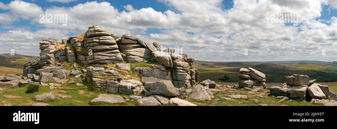 Eine Panoramaaufnahme vom Gipfel des Great Staple Tor, Dartmoor National Park, England. Stockfoto