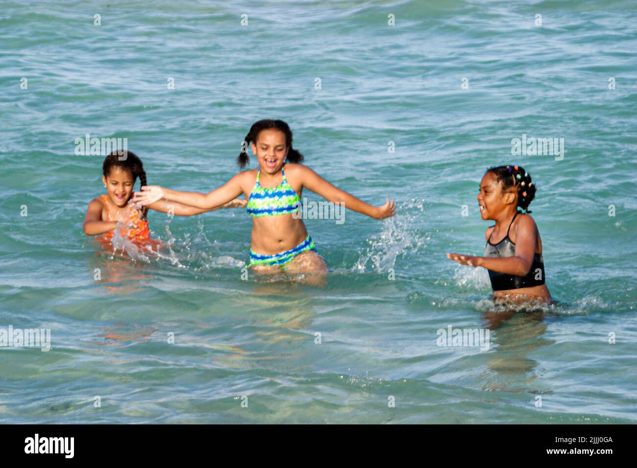 Miami Beach Florida, Atlantikküste Küste Küste Küste, Schwarz Hispanic, Mädchen Mädchen weiblich Kind Kinder Kinder, Freunde spielen in der Brandung Stockfoto