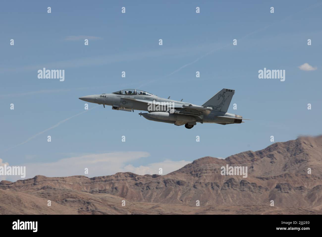 Ein US Navy EA-18G Growler, der der Naval Air Station Whidbey Island, Washington, zugewiesen wurde, hebt vom Nellis Air Force Base, Nevada, am 18. Juli 2022 ab. In den letzten fünfzehn Jahren hat der EA-18G Growler den Globus überspannt, um alle wichtigen und schnellen Reaktionsmaßnahmen zu unterstützen. (USA Luftwaffe Foto von William R. Lewis) Stockfoto