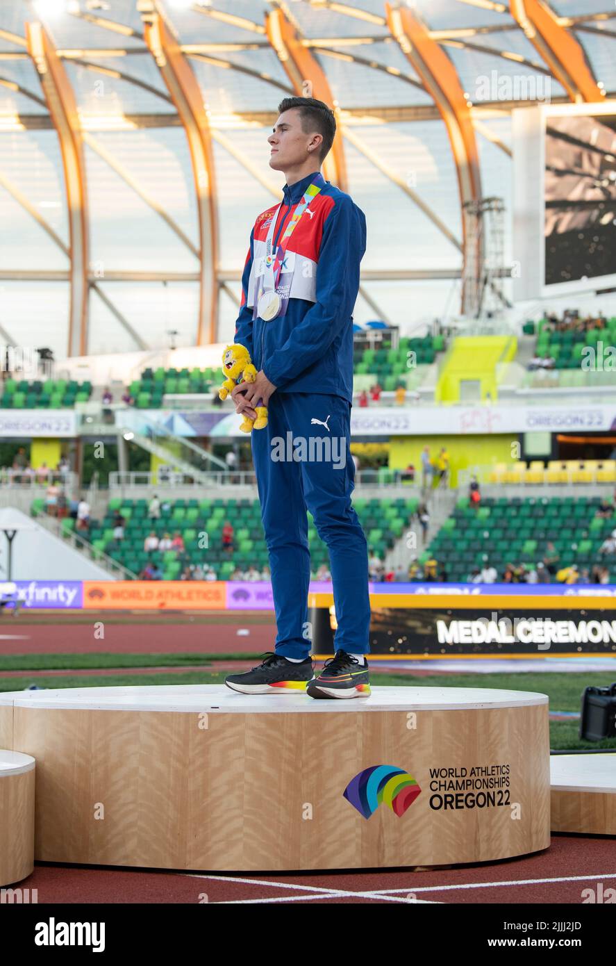 Jakob Ingebrigtsen (NOR) Gold bei der Medaillenübergabe in der Herren 5000m am zehnten Tag der Leichtathletik-Weltmeisterschaften, Hayward Field, Eugene, Oregon Stockfoto