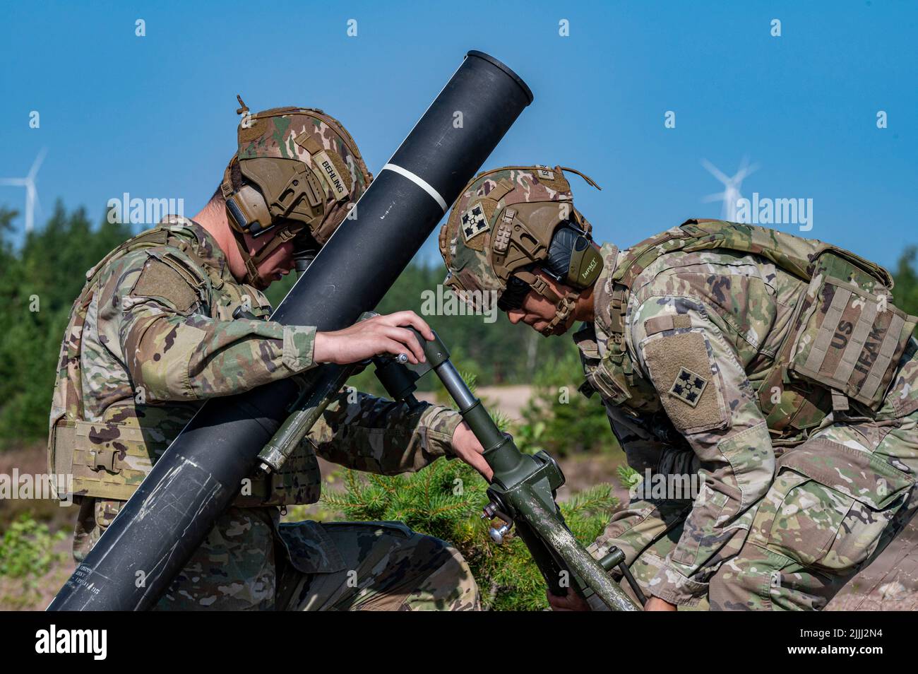 US-Soldaten mit 4. Squadron, 10. Kavallerieregiment, 3. Panzerbrigade, 4. Infanterie-Division passen ein M120 120-mm-Mörsersystem an, um das Kreuztraining mit finnischen Soldaten vorzubereiten, die der Pori-Brigade in Niinisalo, Finnland, zugewiesen wurden, 21. Juli 2022. Die 3/4. ABCT ist unter anderem der 1. Infanterie-Division zugeordnet und arbeitet stolz mit NATO-Verbündeten und regionalen Sicherheitspartnern zusammen, um dem V Corps, Amerikas vorbereitenden Korps in Europa, kampfglaubwürdige Streitkräfte zur Verfügung zu stellen. (USA Armeefoto von Capt. Tobias Cukale) Stockfoto