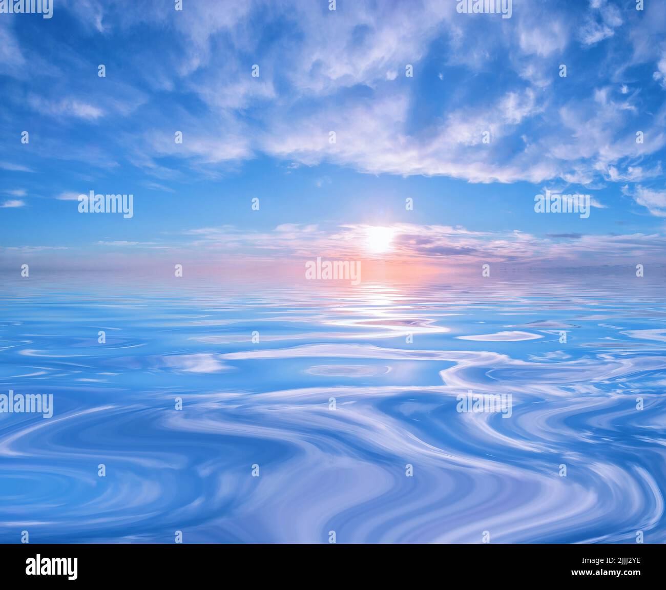 Kühler Sonnenuntergang oder Sonnenaufgang, der sich in ruhigem Wasser widerspiegelt Stockfoto