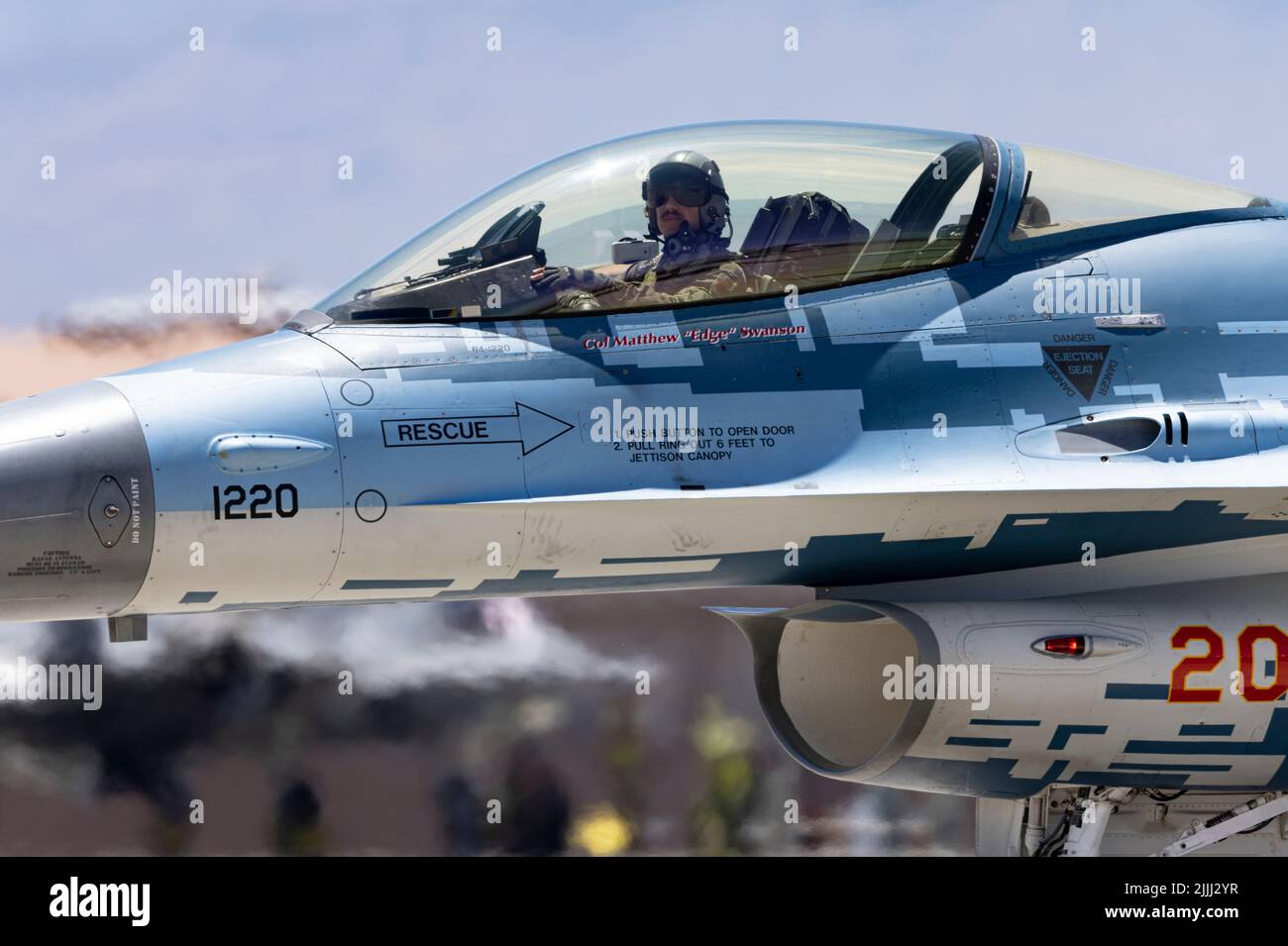 Ein F-16 Aggressor, der dem 64. Aggressor Squadron, Nellis Air Force Base, Nevada, zugewiesen wurde, wartet auf den Start zu einer Mission während der Red Flag-Nellis 22-3, 18. Juli 2022. Während der Red Flag 22-3 verfeinert die Aggressor-Nation die Bedrohungsreplikation, wendet erweiterte Bedrohungen und Störfunktionen sowie erweiterte Bedrohungsfunktionen an, um die Schulung in nicht-freizügigen Umgebungen zu maximieren. (USA Luftwaffe Foto von William R. Lewis) Stockfoto