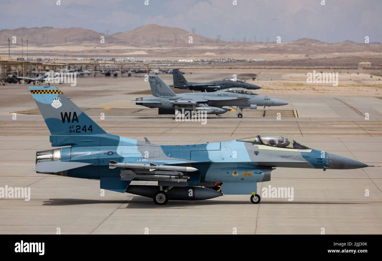 Ein F-16 Aggressor, der dem 64. Aggressor Squadron, Nellis Air Force Base, Nevada, zugewiesen wurde, wartet auf den Start zu einer Mission während der Red Flag-Nellis 22-3, 20. Juli 2022. Während der Red Flag 22-3 verfeinert die Aggressor-Nation die Bedrohungsreplikation, wendet erweiterte Bedrohungen und Störfunktionen sowie erweiterte Bedrohungsfunktionen an, um die Schulung in nicht-freizügigen Umgebungen zu maximieren. (USA Luftwaffe Foto von William R. Lewis) Stockfoto