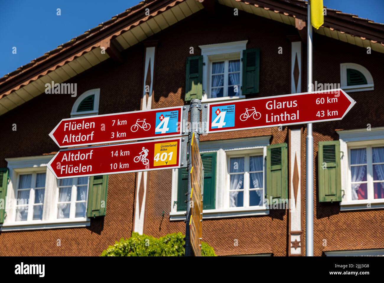 Hinweisschilder in der Stadt Einbruch in der Schweiz - KLAUSENPASS, SCHWEIZ - 14. JULI 2022 Stockfoto