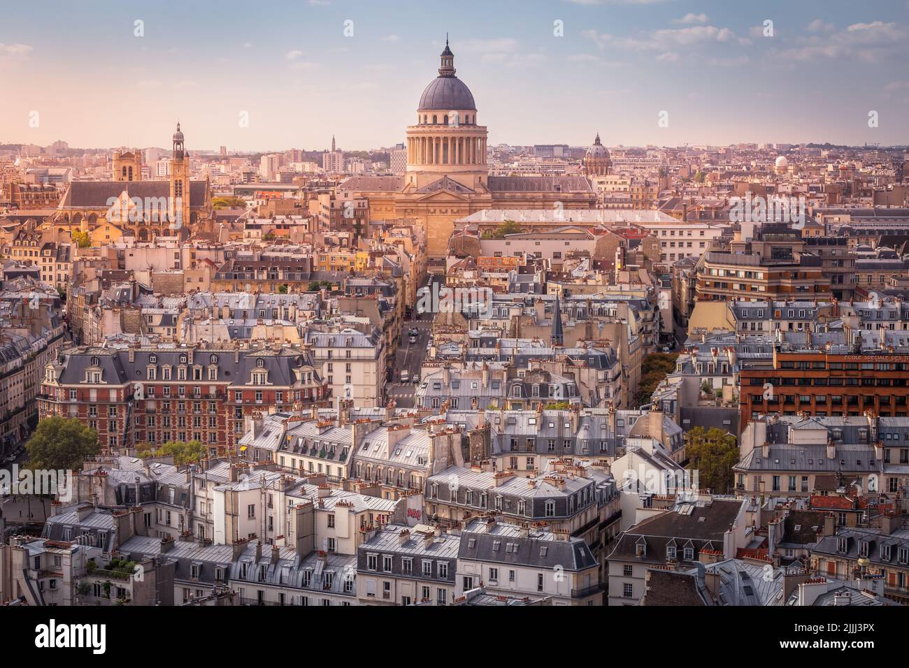 Pantheon und Quarter latin Dächer bei goldenem Sonnenaufgang Paris, Frankreich Stockfoto