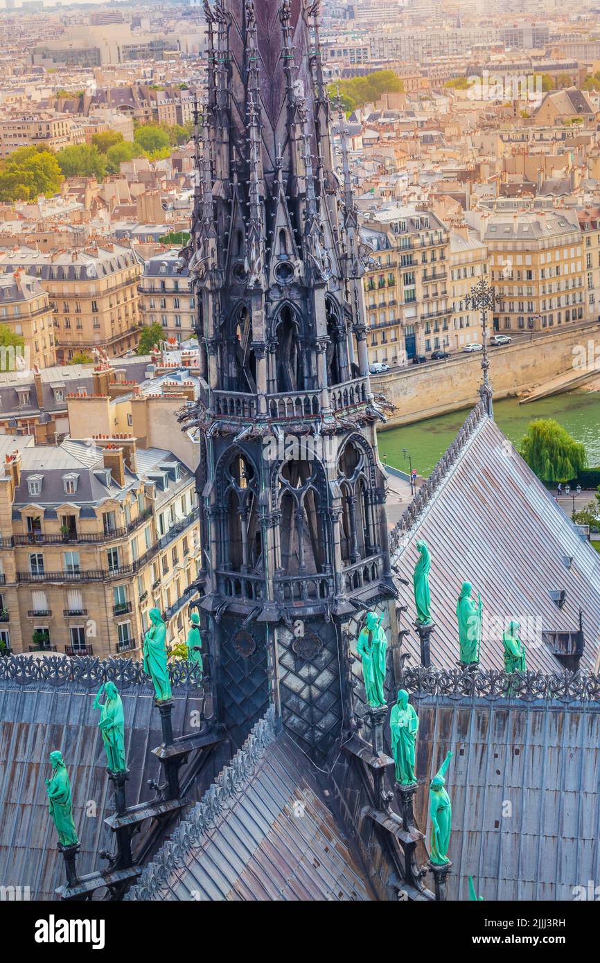 Die Kathedrale Notre Dame von Paris steht von oben mit Statuen, Frankreich Stockfoto