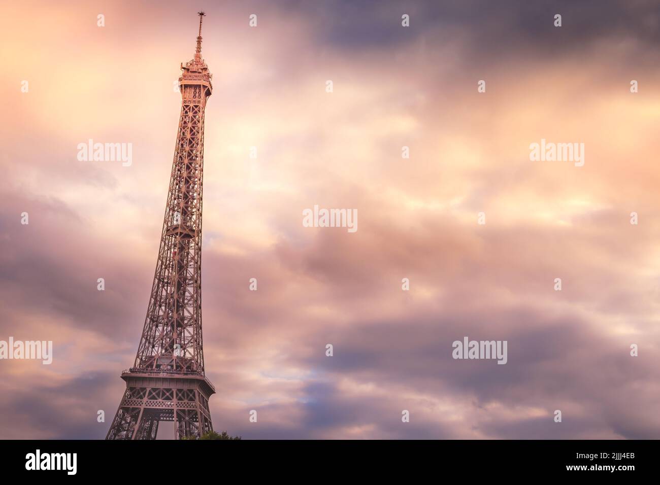 Blick auf den Eiffelturm vom trocadero mit Sonnenstrahlen, Paris, Frankreich Stockfoto