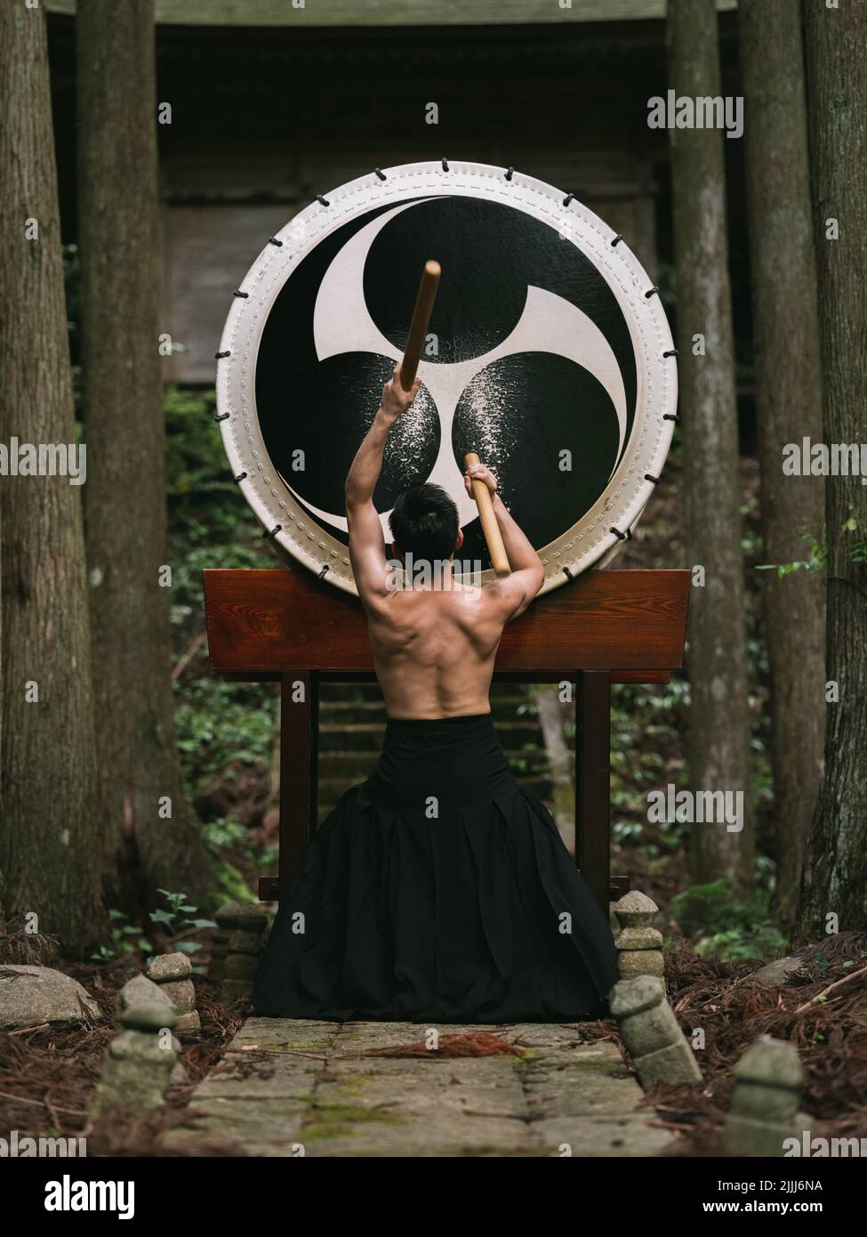 KodoMitglied Kei Sadanari tritt am 16. Juli 2022 in Sado, Japan, auf