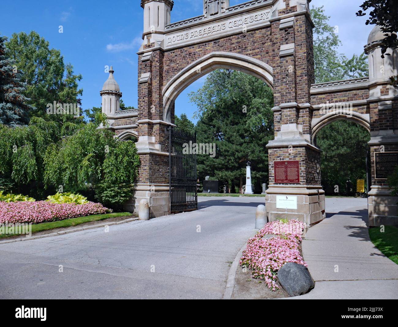 Toronto, Ontario, Kanada - Eingangstor zum Mount Pleasant Friedhof, Begräbnisstätte vieler wohlhabender und historisch bedeutender Kanadier Stockfoto