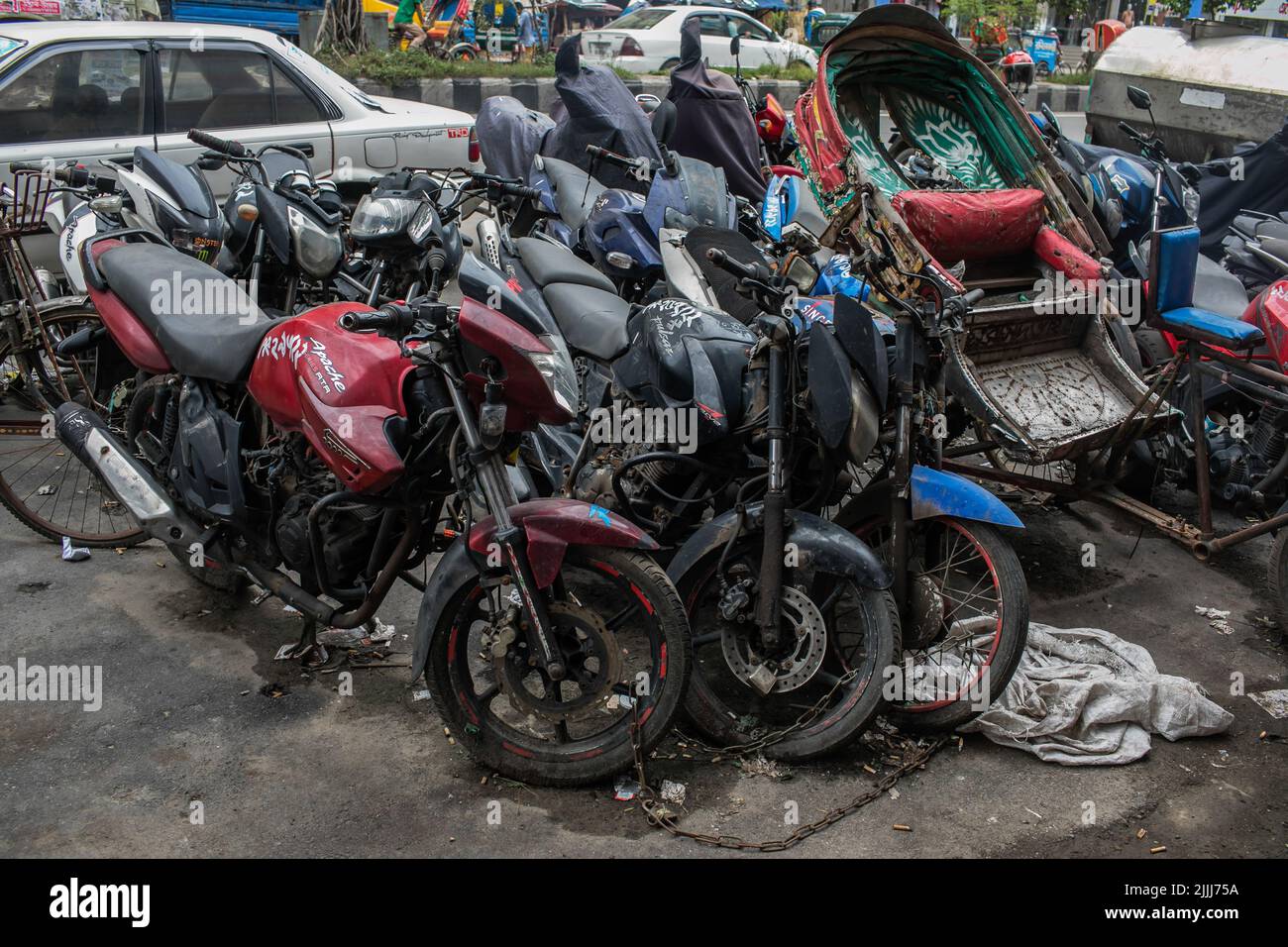 Dhaka, Bangladesch. 25.. Juli 2022. Beschädigte Motorräder und Rikschas, die auf der Polizeistation Adabar in der Stadt Dhaka geparkt wurden. Die Strafverfolgungsbehörden von Bangladesch nehmen täglich eine Reihe von Fahrzeugen zu verschiedenen Anklagen in Beschuldigungen ein. Diese Autos bleiben lange Zeit ohne ordnungsgemäße Wartung auf der Polizeistation Adabar in Dhaka. Eine große Anzahl von Fahrzeugen, die ohne gültige Fitnesszertifikate, Lizenzen und Routen laufen. Kredit: SOPA Images Limited/Alamy Live Nachrichten Stockfoto