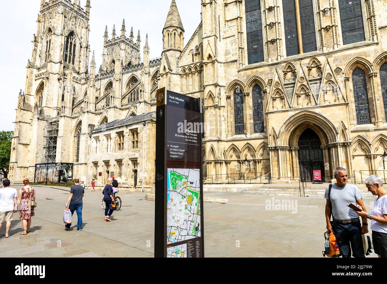 York Minster Cathedral in der Stadt York an einem sonnigen Sommertag im Jahr 2022, Yorkshire, England, Großbritannien Stockfoto