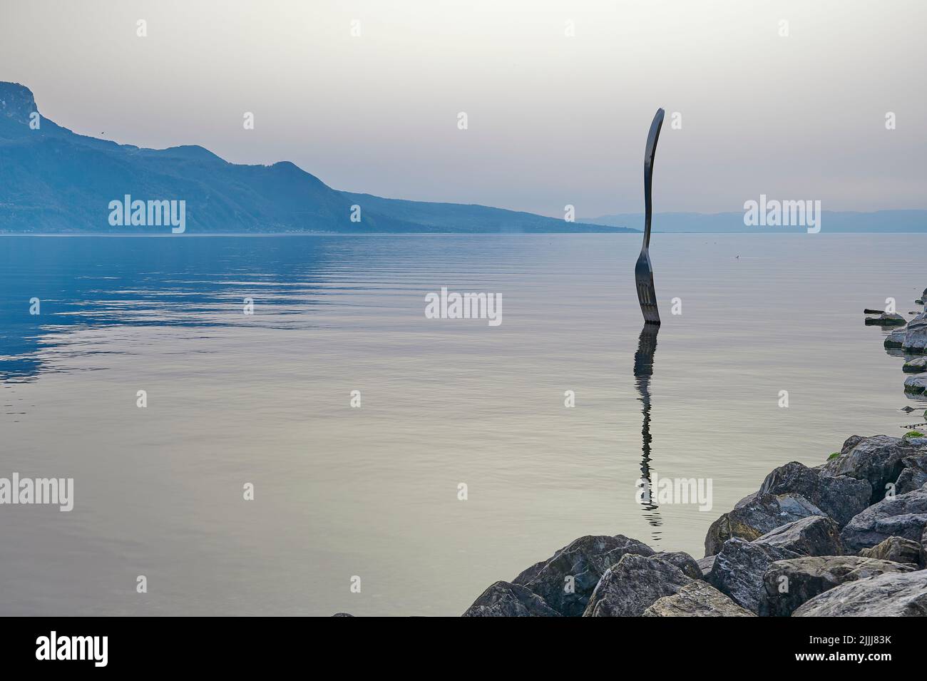 Eine Landschaft der Gabel, eine Edelstahlgabel vor dem Alimentarium-Museum am Ufer des Genfer Sees (Lac Leman). Das Hotel liegt in Vevey, Schweiz Stockfoto