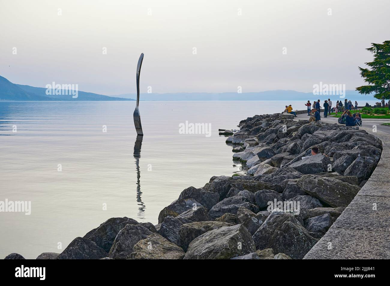 Eine Landschaft der Gabel, eine Edelstahlgabel vor dem Alimentarium-Museum am Ufer des Genfer Sees (Lac Leman). Das Hotel liegt in Vevey, Schweiz Stockfoto
