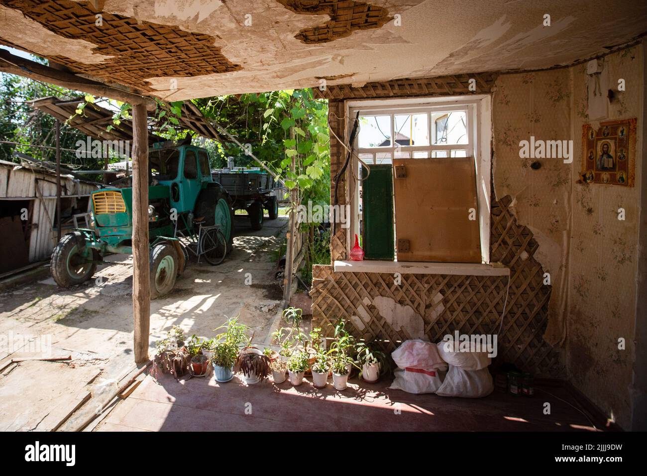 Ein Haus und ein Traktor, die während der russischen Invasion in der Ukraine in Makariv durch russische Artillerie zerstört wurden. Russland marschierte am 24. Februar 2022 in die Ukraine ein. Stockfoto