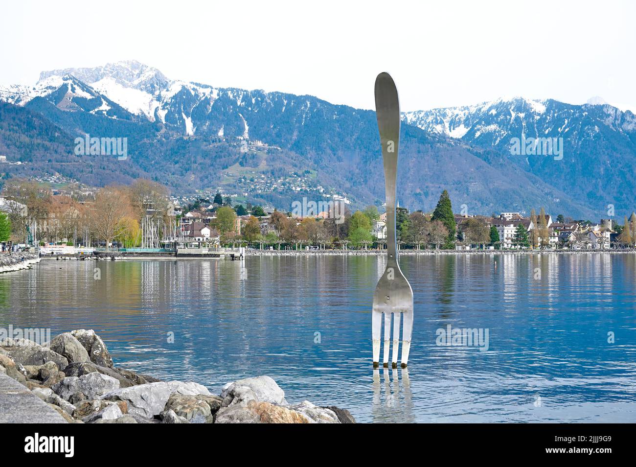 Eine Landschaft der Gabel, eine Edelstahlgabel vor dem Alimentarium-Museum am Ufer des Genfer Sees (Lac Leman). Das Hotel liegt in Vevey, Schweiz Stockfoto