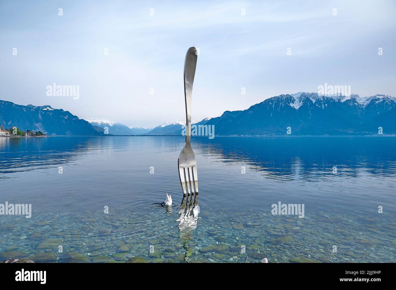 Eine Landschaft der Gabel, eine Edelstahlgabel vor dem Alimentarium-Museum am Ufer des Genfer Sees (Lac Leman). Das Hotel liegt in Vevey, Schweiz Stockfoto