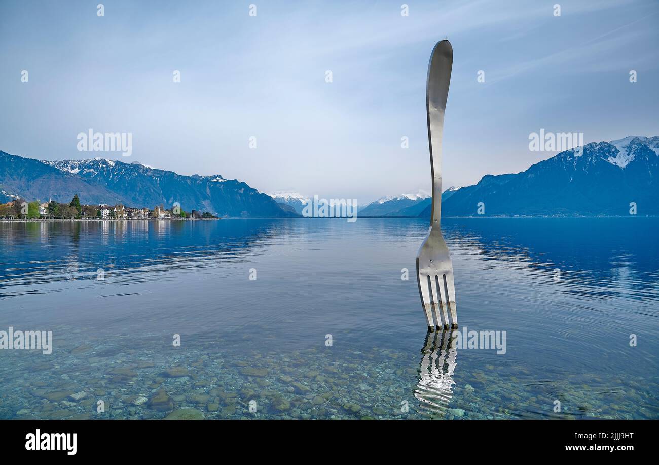 Eine Landschaft der Gabel, eine Edelstahlgabel vor dem Alimentarium-Museum am Ufer des Genfer Sees (Lac Leman). Das Hotel liegt in Vevey, Schweiz Stockfoto