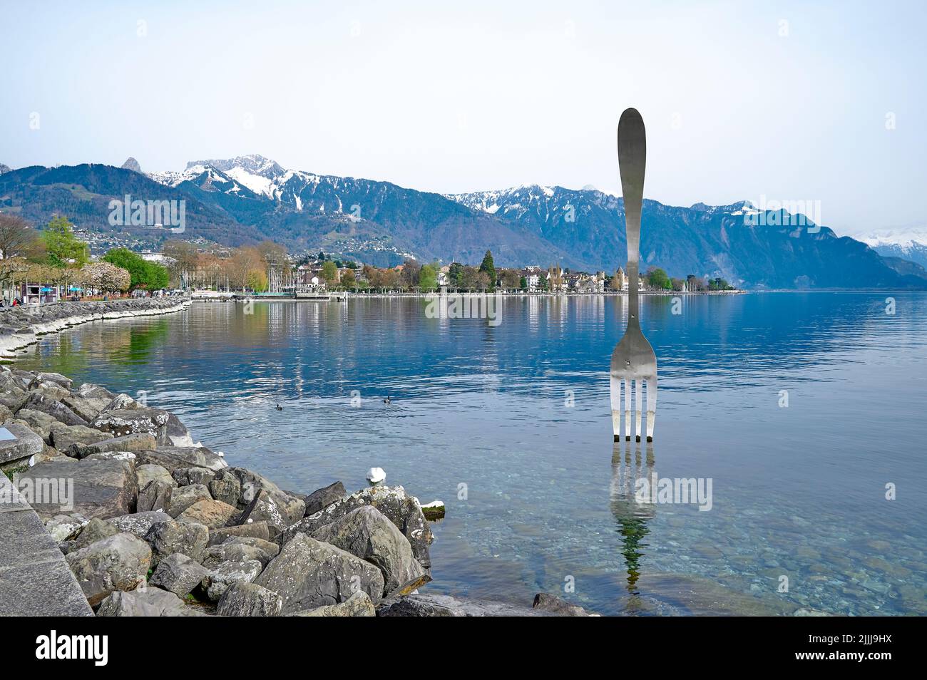 Eine Landschaft der Gabel, eine Edelstahlgabel vor dem Alimentarium-Museum am Ufer des Genfer Sees (Lac Leman). Das Hotel liegt in Vevey, Schweiz Stockfoto