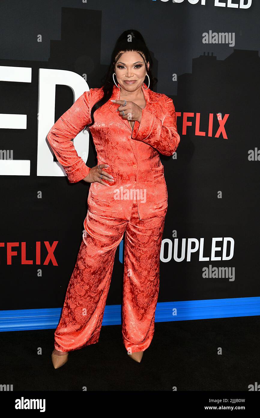 Filme Und Serien Von Tisha Campbell In alice und olivia orange hosenanzug -Fotos und -Bildmaterial in hoher