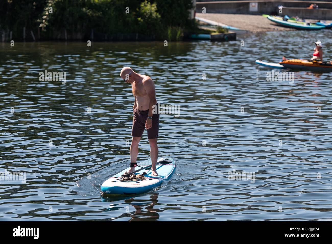 Seattle, USA. 26. Juli 2022. South Lake Union Schwimmen während der Hitzewelle. Stockfoto