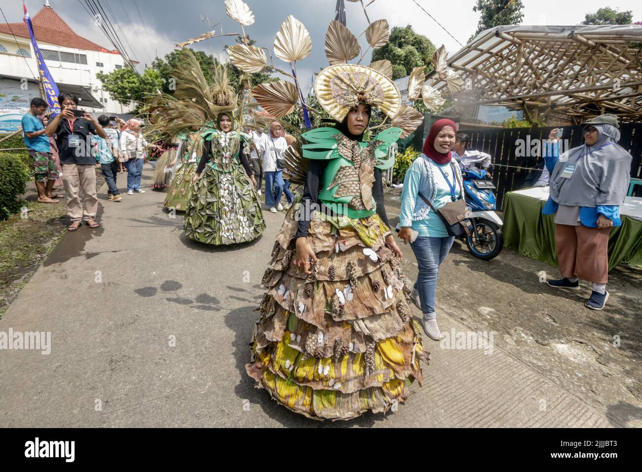 Eine Frau im Naturkleid aus Blättern, Blumen, Wurzeln, nimmt an einer Naturmodeparade 'Zurück zur Natur Kulturerhaltung' Teil Stockfoto