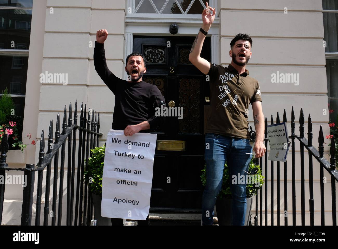 London, Großbritannien, 26.. Juli 2022. Mitglieder der kurdischen Gemeinde protestieren vor der türkischen Botschaft nach einem Artilleriebögen, bei dem neun Zivilisten, darunter ein Baby, in einem Touristengebiet in der Nähe der Stadt Zakho getötet wurden. Die Türkei bestreitet die Beteiligung und beschuldigt die Arbeiterpartei Kurdistans (PKK) für den Vorfall, obwohl sie glaubt, dass die Gruppe dort keine Artillerie hat. Kredit: Elfte Stunde Fotografie/Alamy Live Nachrichten Stockfoto