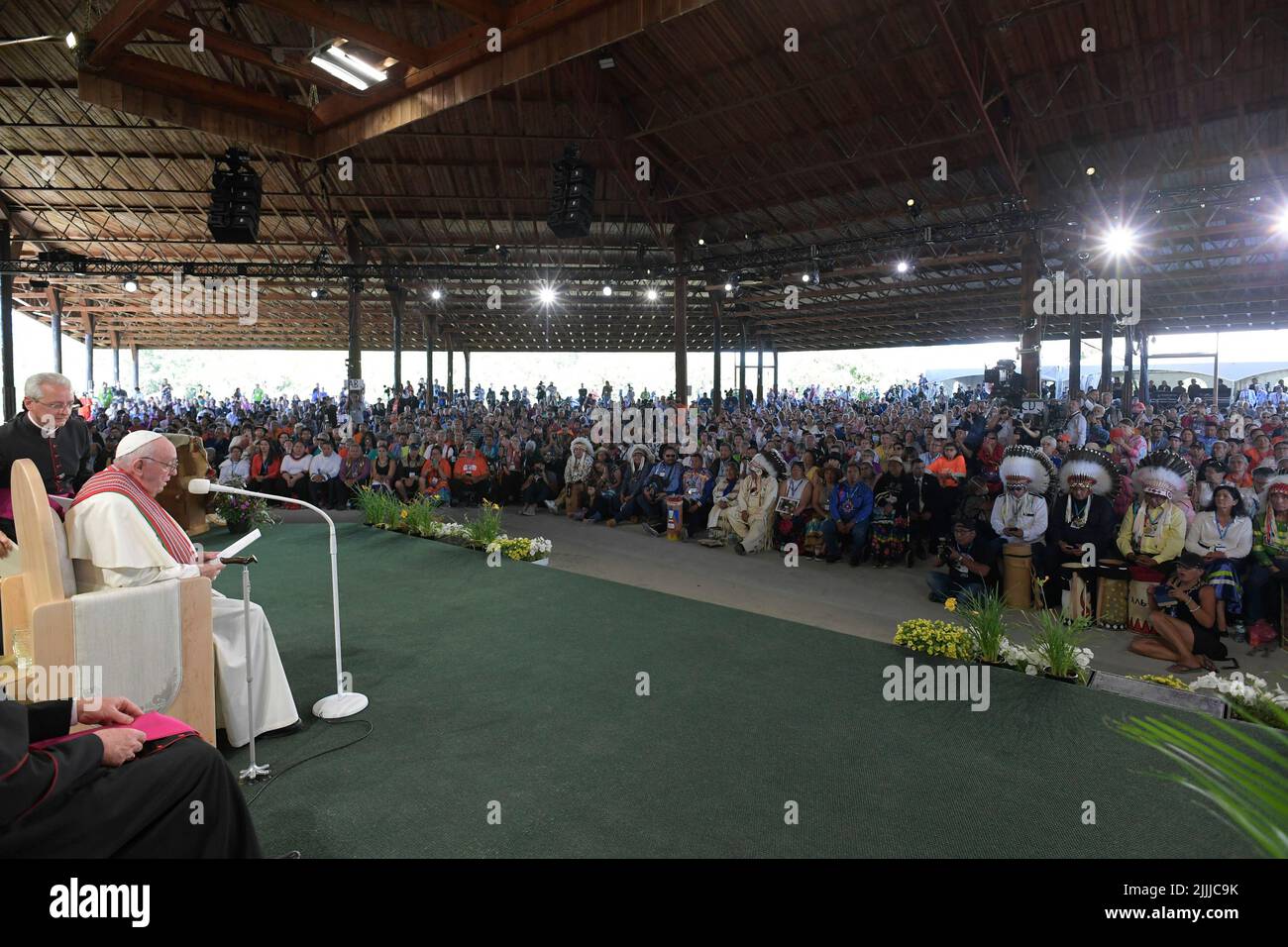 Vatikan, Vatikan. 27.. Juli 2022. Kanada, Alberta, 2022/07/27 Papst Franziskus hält die Wortliturgie im Heiligtum, während er am Lac Ste teilnimmt. Anne Pilgrimage am Lac Ste. Anne, nordwestlich von Edmonton, Alberta, Kanada Foto von Vatican Mediia/Catholic Press Photo . BESCHRÄNKT AUF REDAKTIONELLE VERWENDUNG - KEIN MARKETING - KEINE WERBEKAMPAGNEN. Kredit: Unabhängige Fotoagentur/Alamy Live Nachrichten Stockfoto