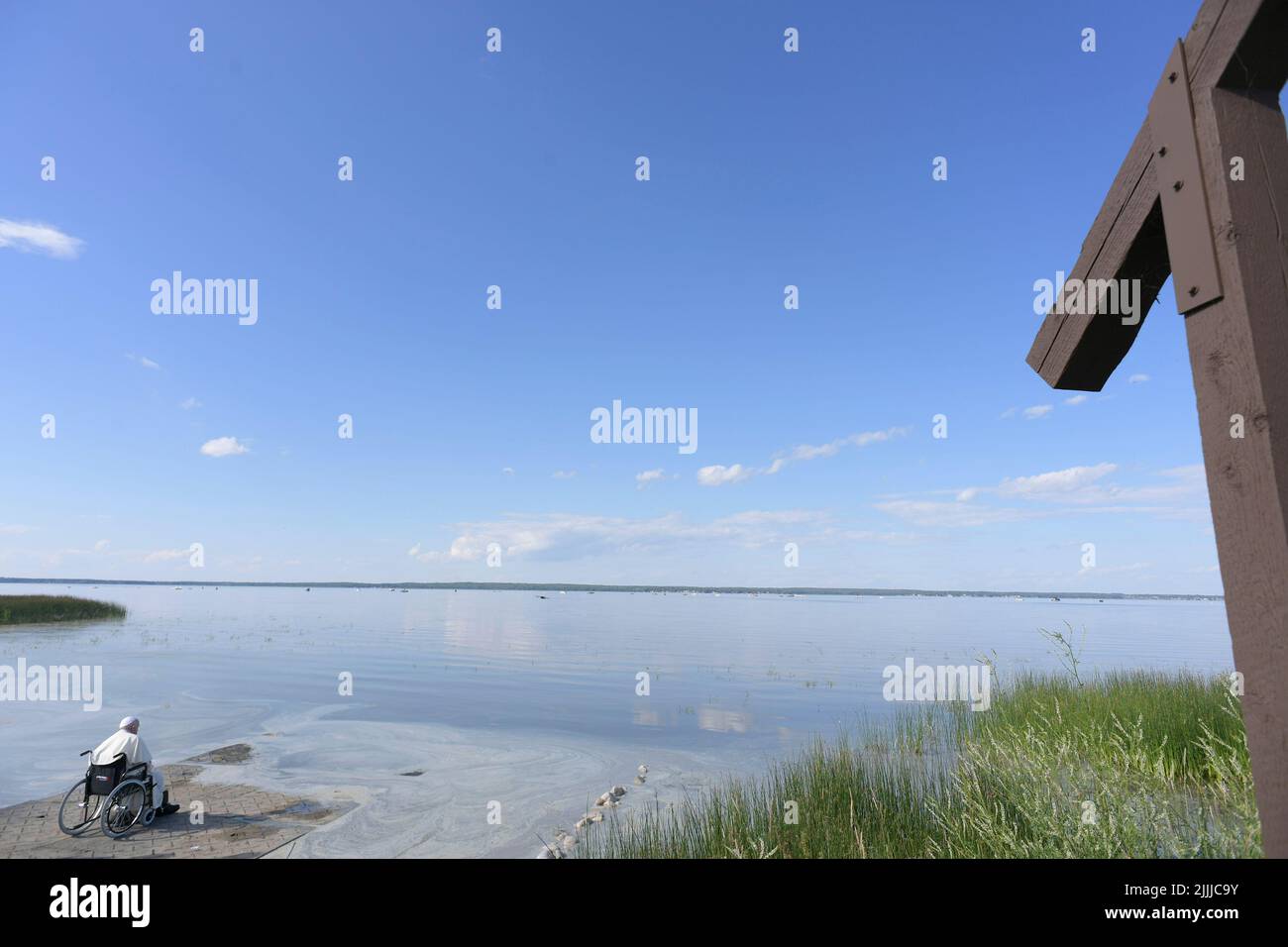 Vatikan, Vatikan. 27.. Juli 2022. Canada, Alberta, 2022/07/27 Papst Franziskus segnet den See während des Lac Ste. Anne Wallfahrt und Wortgottesdienst am Lac Ste. Anne, nordwestlich von Edmonton, Alberta, Kanada Foto von Vatican Mediia/Catholic Press Photo . BESCHRÄNKT AUF REDAKTIONELLE VERWENDUNG - KEIN MARKETING - KEINE WERBEKAMPAGNEN. Kredit: Unabhängige Fotoagentur/Alamy Live Nachrichten Stockfoto