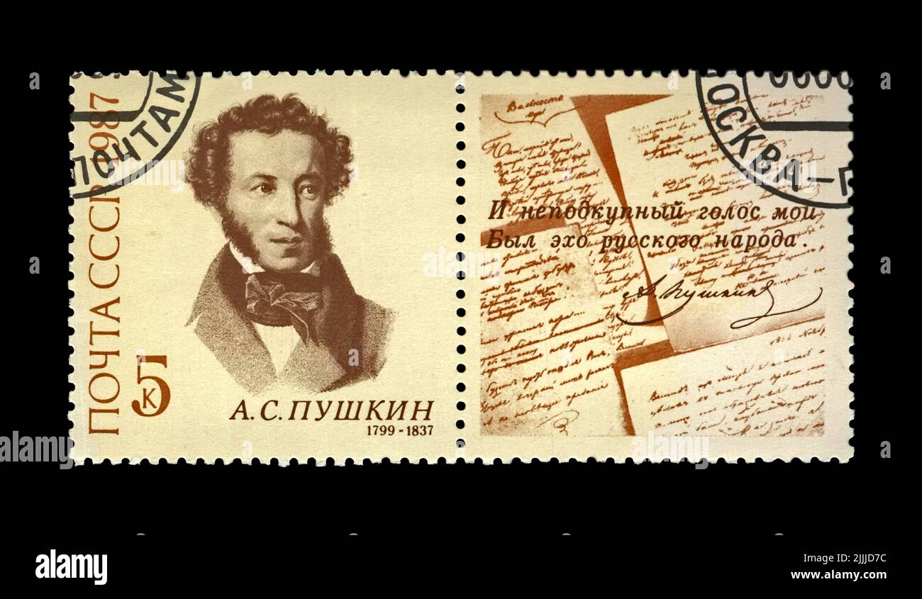 Alexander Pushkin (1799-1837), um 1987. Berühmter russischer Dichter, Verse-Schriftsteller, Vintage-Poststempel isoliert auf schwarzem Hintergrund. Stockfoto