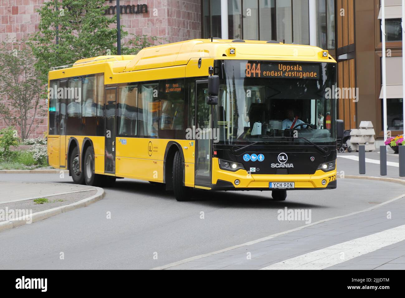 Uppsale, Schweden - 2. Juli 2022: Gelber Bus für den öffentlichen Nahverkehr am Hauptbahnhof von Uppsalen. Stockfoto