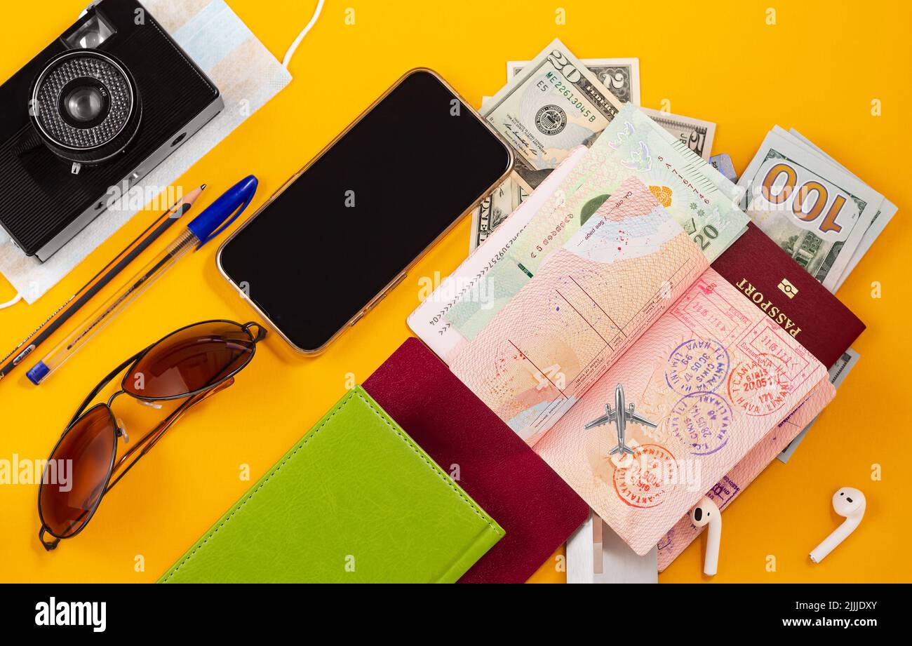 Bloggerreise mit Kamerafilm, Sonnenbrille, Notizbuch, Bleistiften, Handy im Sommerkonzept. LEBENDIGES REISEN. Selektiver Fokus. Reisezubehör Stockfoto