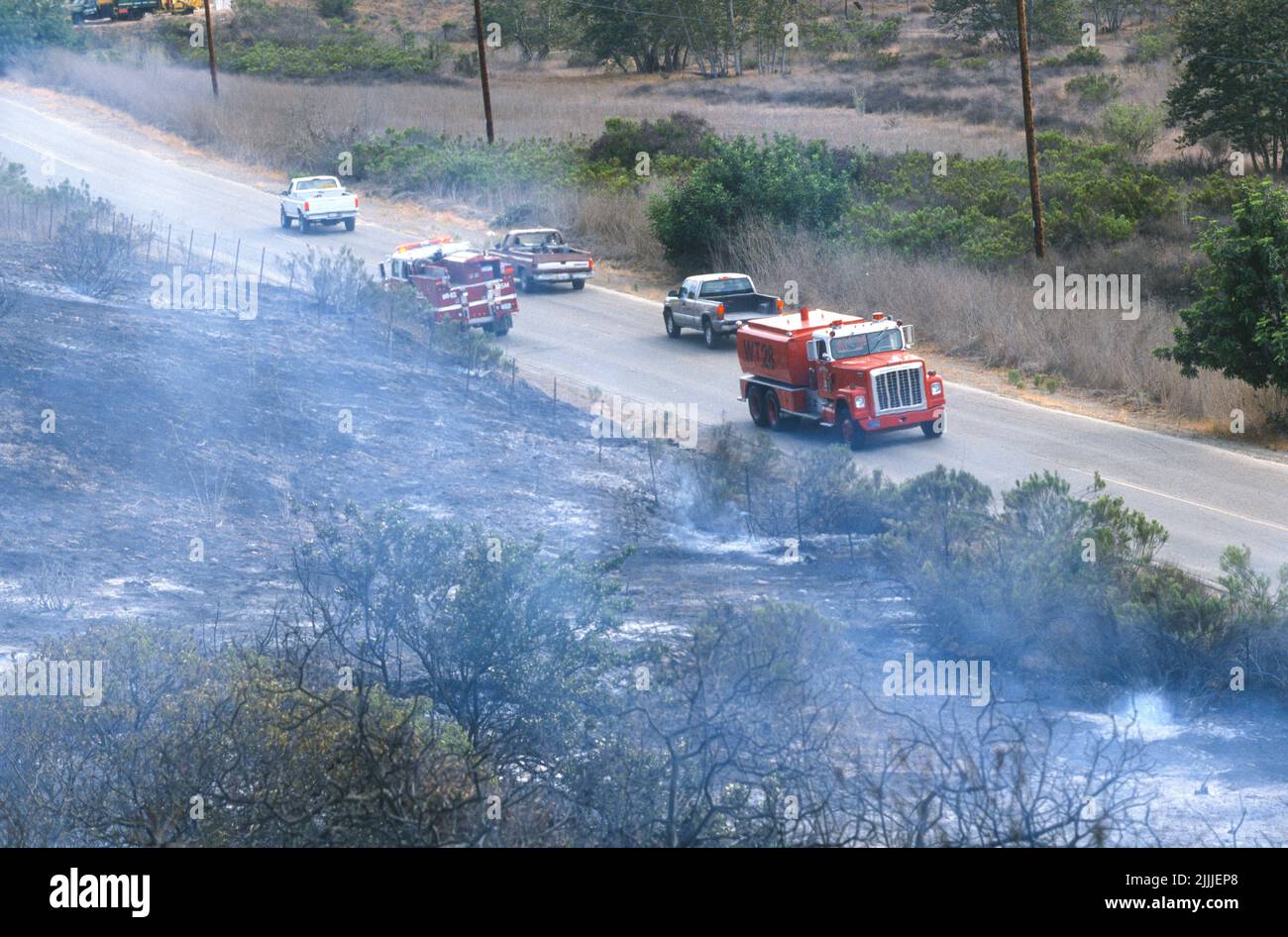 Die Wasserausleitung der Feuerwehr von San Diego 28, die bei einem Bürstenbrand mit Wasserversorgung eintrifft Stockfoto