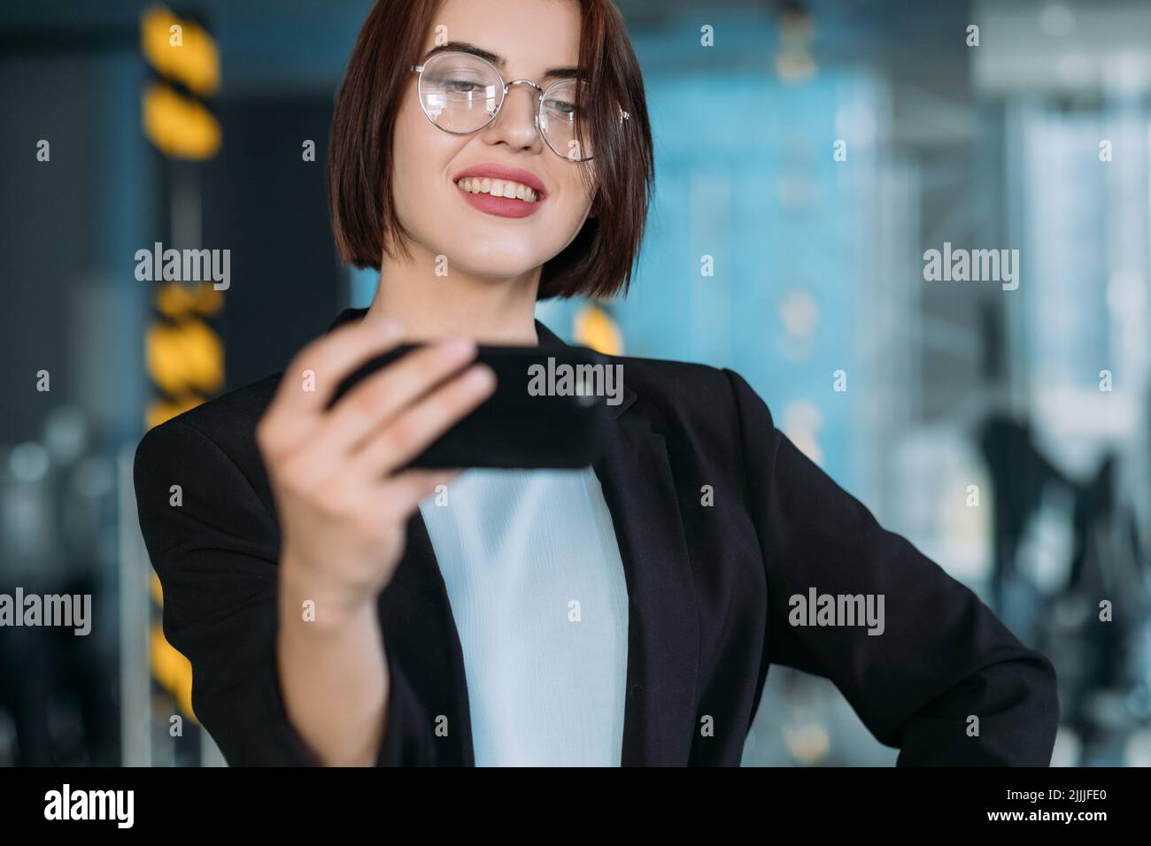 Selbstbewusste Geschäftsfrau Büro Arbeitsplatz Selfie Stockfoto