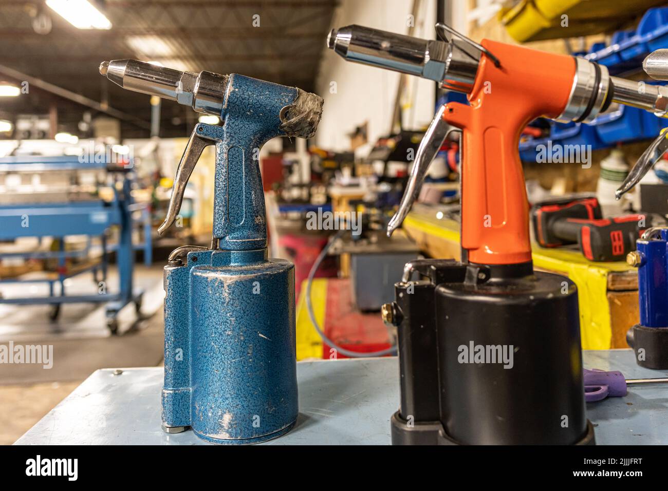 Pneumatische Nietpistolen in einer Metallfabrik zu fertigen Stockfoto