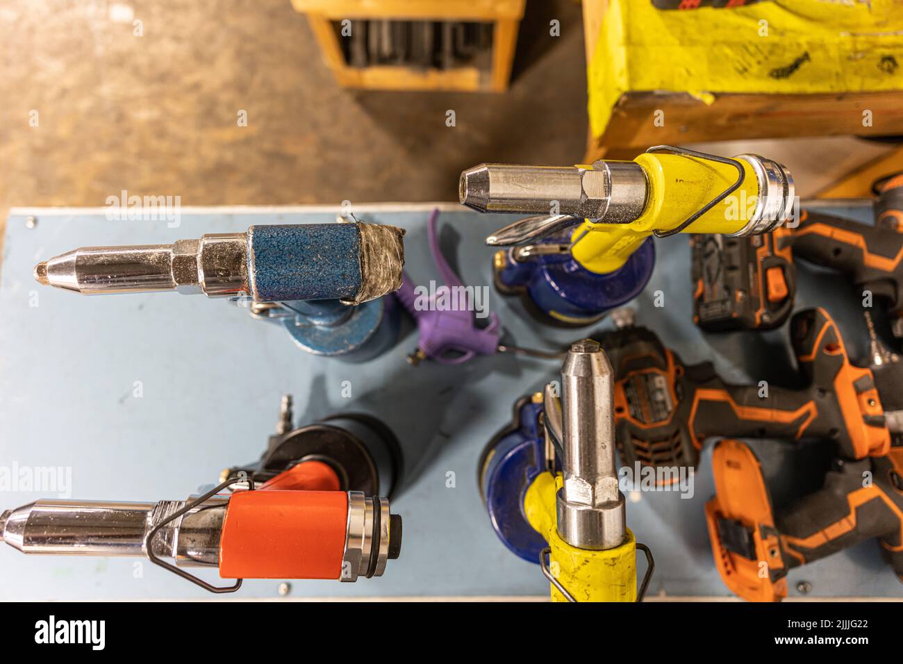 Pneumatische Nietpistolen in einer Metallfabrik zu fertigen Stockfoto