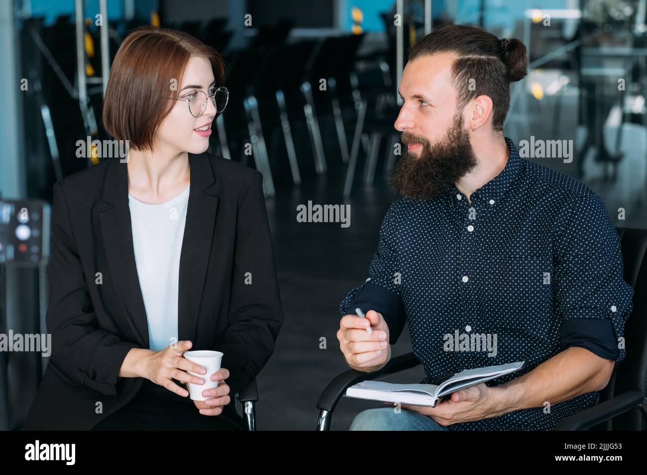 Zwanglose Geschäftsbesprechung Kommunikation mit Kollegen Stockfoto