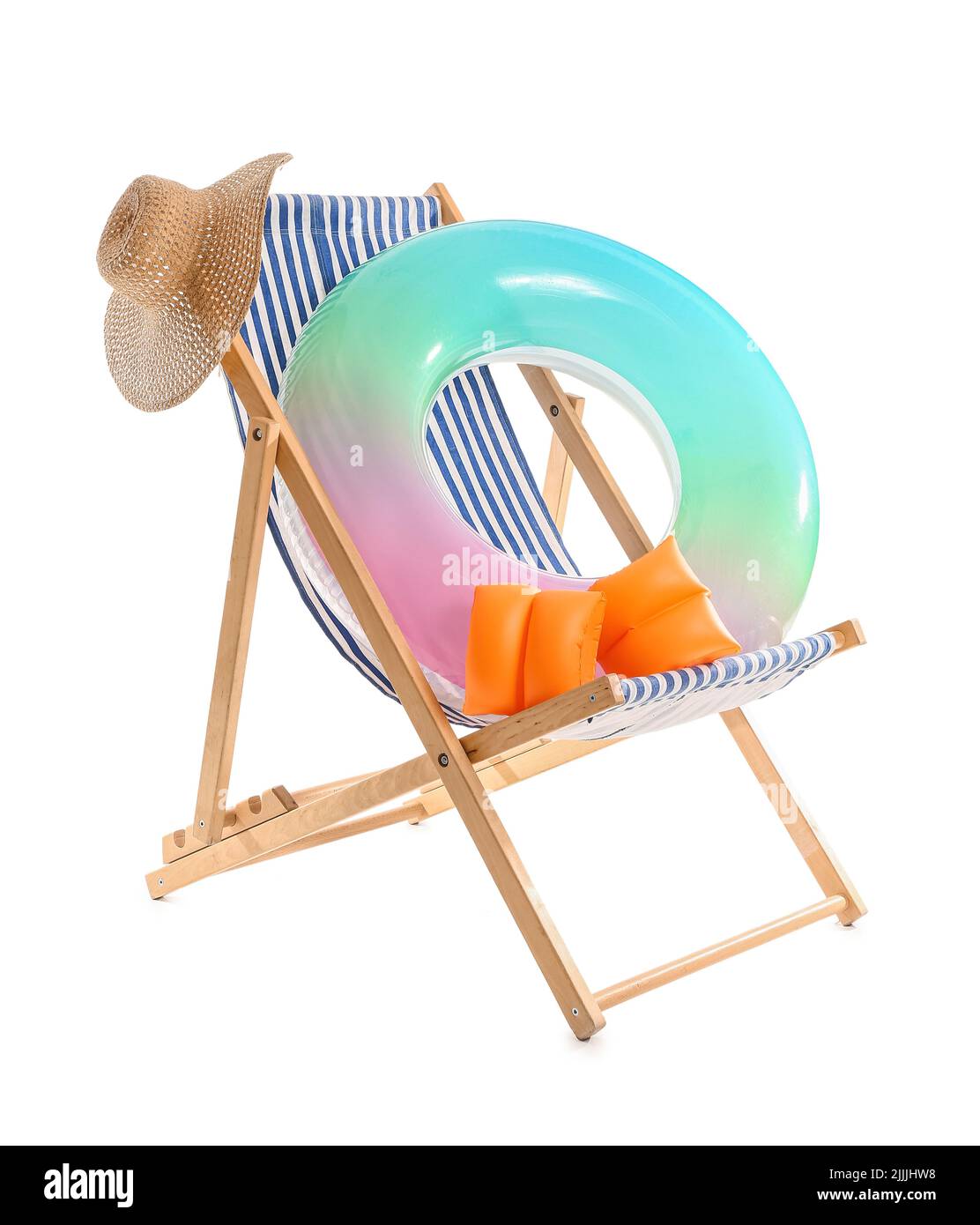 Liegestuhl mit Hut, Armschweben und aufblasbarem Ring auf weißem Hintergrund Stockfoto