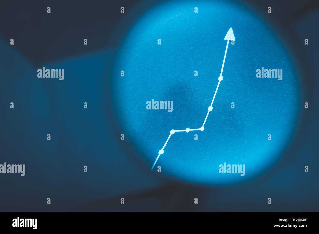 Exponentielles Diagramm Wachstum verschwommener blauer Hintergrund Stockfoto