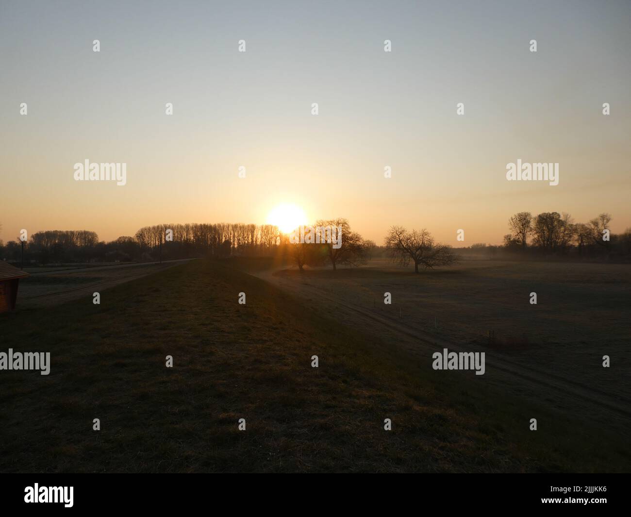 Panoramablick auf das Rheintal bei Sonnenaufgang im Frühling Stockfoto