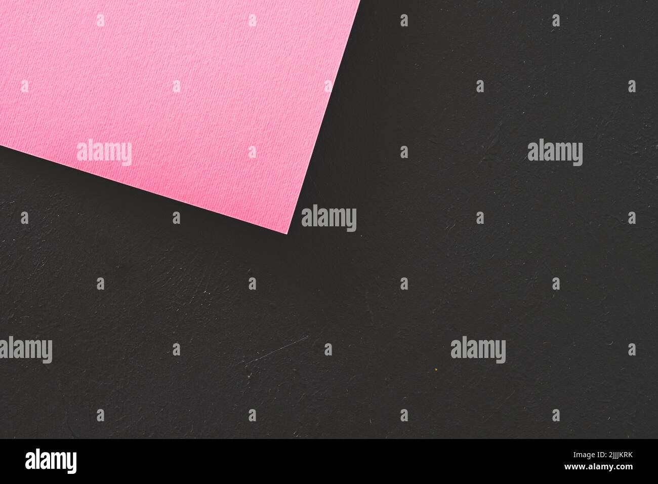 Abstrakter, geometrischer, schwarz-pinker Hintergrund in Kontrastfarbe Stockfoto