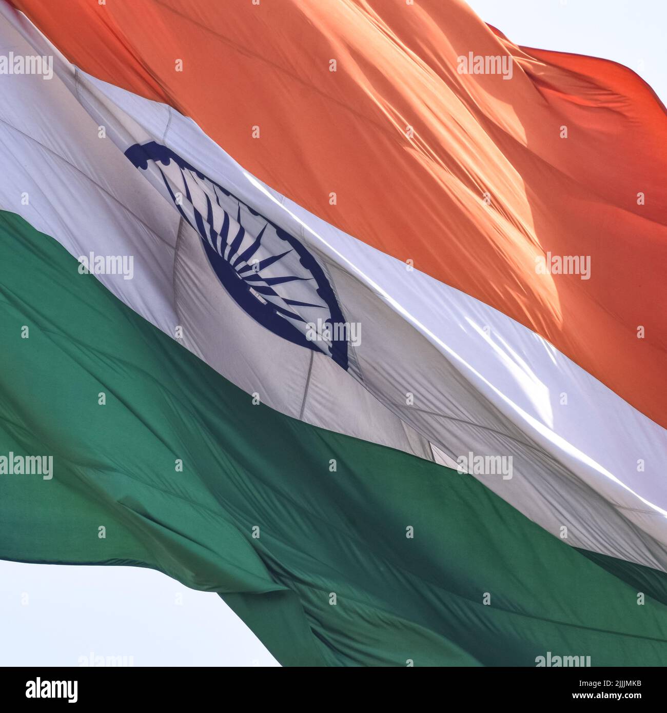 Die indische Flagge fliegt hoch am Connaught Place mit Stolz am blauen Himmel, die indische Flagge flattert, die indische Flagge am Unabhängigkeitstag und am Tag der Republik Indien, ti Stockfoto