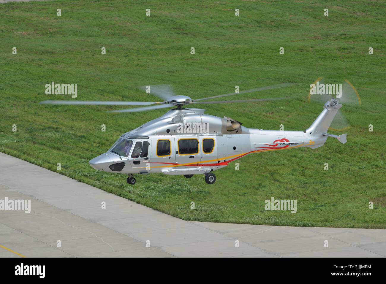 (220727) -- HARBIN, 27. Juli 2022 (Xinhua) -- das Foto vom 26. Juli 2022 zeigt einen Z15 (AC352) Hubschrauber in Harbin, nordöstlich der Provinz Heilongjiang in China. Die chinesische Zivilluftfahrtbehörde CAAC (Civil Aviation Administration of China) hat am Dienstag die Zertifizierung für den Hubschrauber Z15, das erste einheimische, mittelgroße Hubschraubermodell des Landes, für den zivilen Einsatz erteilt. Z15, auch bekannt als AC352, wurde von AVIC Harbin Aircraft Industry Group Co., Ltd. Im Rahmen eines Kooperationsprogramms zwischen AVIC und Airbus Helicopters entwickelt. Es kann bis zu 16 Passagiere mit einem maximalen Gewicht von 7,5 Tonnen und einer maximalen Reichweite von 850 befördern Stockfoto