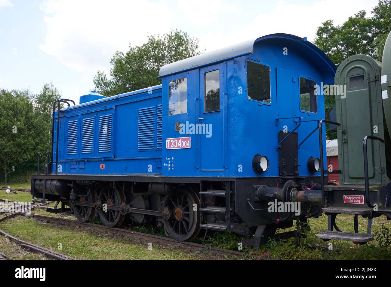 Luzna, Tschechische Republik - 2. Juli 2022 - Eisenbahnmuseum Tschechische Eisenbahn in Luzna in der Nähe Rakovnik - Diesel-hydraulische Lokomotive T 334,004 Stockfoto