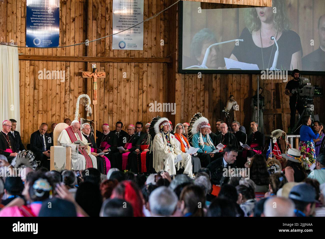 Alexis Cree Nation, Kanada. 26.. Juli 2022. Papst Franziskus führt die Liturgie des Wortes im St. Anne-Schrein am St. Anne-See auf der Alexis Cree Nation durch. Der Weg von Papst Franziskus der Heilung, der Versöhnung und der Hoffnung. Sein erster Akt bestand nicht darin, sich mit den Gläubigen zur Messe zu versammeln, sondern vielmehr darin, seine Kräfte zu sammeln, um diesen ersten Stopp zu machen, der die Bedeutung seiner Begegnung mit den First Nations, Métis und Inuit auf ihren traditionellen Territorien signalisiert, warum er nach Kanada gekommen ist. (Foto von Ron Palmer/SOPA Images/Sipa USA) Quelle: SIPA USA/Alamy Live News Stockfoto