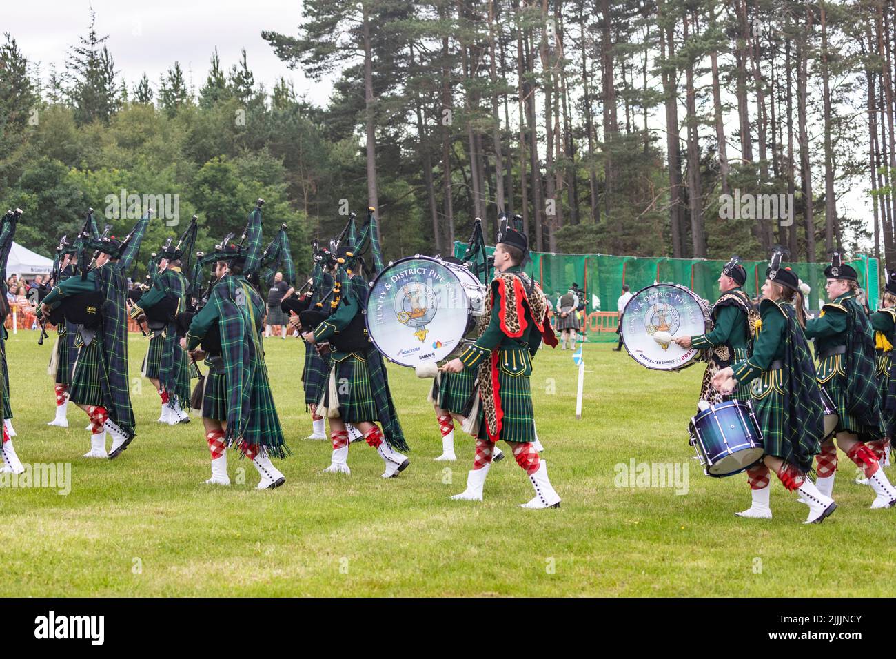 Die Highland Games werden am 17. Juli 2022 in Tomintoul Moray ausgetragen, wo schottische Band und Musiker bei den Highland Games auftreten Stockfoto